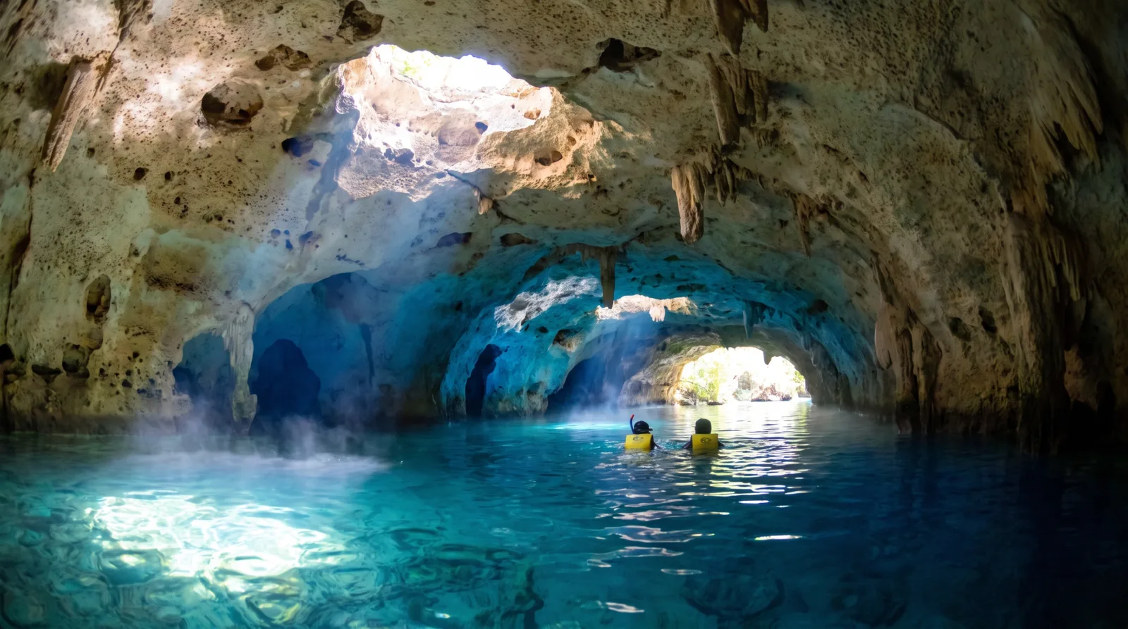 Nado en un río subterráneo entre formaciones de piedra